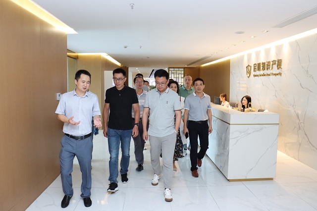芜湖市弋江区工商联及企业家一行莅临公司考察指导