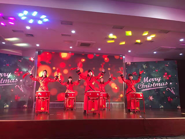 智慧园举办圣诞晚会，我司表演开场舞蹈